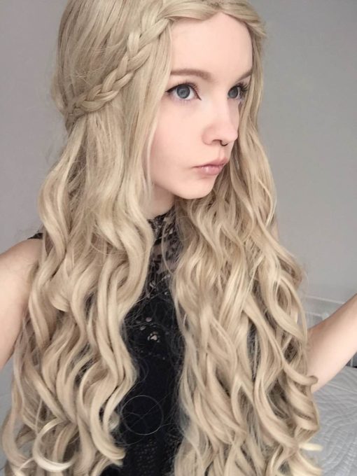 Blonde long curly wig. Thrones delivers beautiful long tumbling curls. In a sandy blonde colour. The look is pulled together with a pre-styled braid, but that doesn't stop you from adding more if you wish. Perfect for reflecting the Daenerys Targaryen character from the series that inspired its name. Or a big bohemian look.