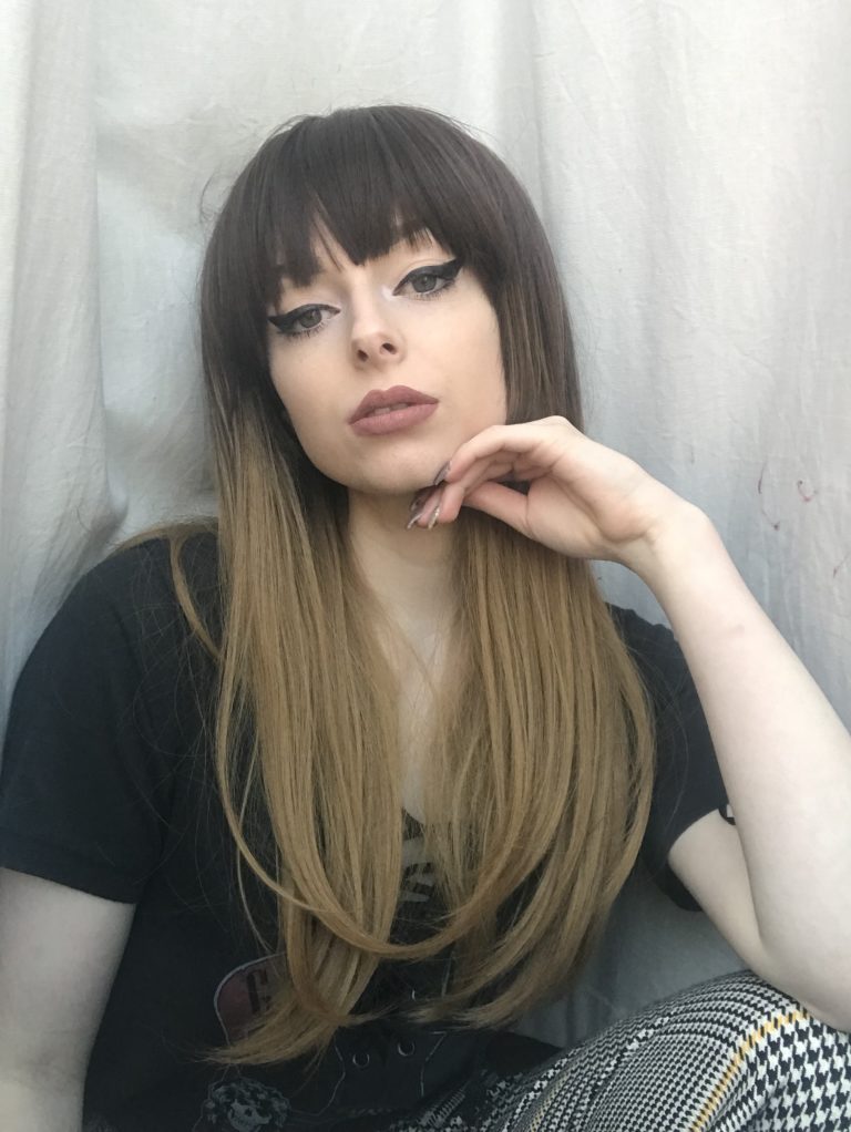 This long sleek blunt cut with a weightless fringe, is one of our favourite natural styles. Its warm brunette colour falls to the jaw, melting into a dirty blonde ombre.