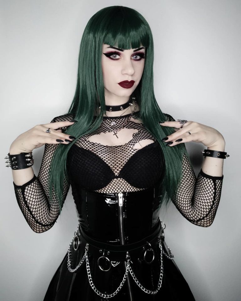 This dark green wig from roots to tips. Styled sleek with long layers falling to the waist. The fringe is long and sleek, wear it to the side or parted for curtain bangs.