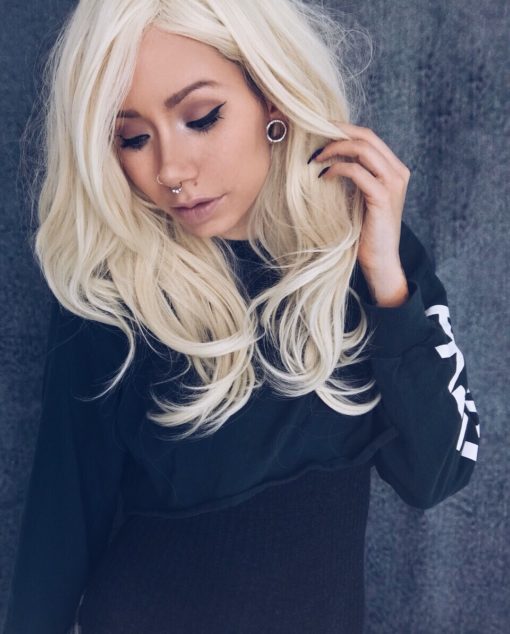 Blonde long curly wig with bangs. Want to look like you spent hours achieving the perfect blow-dry? Sonne is a natural take on blonde hues. A pure diamond blonde colour.