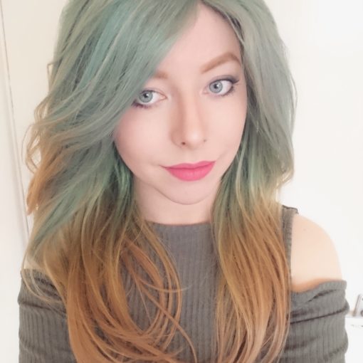 This is a beautiful, unusual wig that is very easy to wear thanks to its classic loose waves and layered cut. The colour starts as a mint green at the roots and then progresses into a golden blonde and light brown dip-dye.