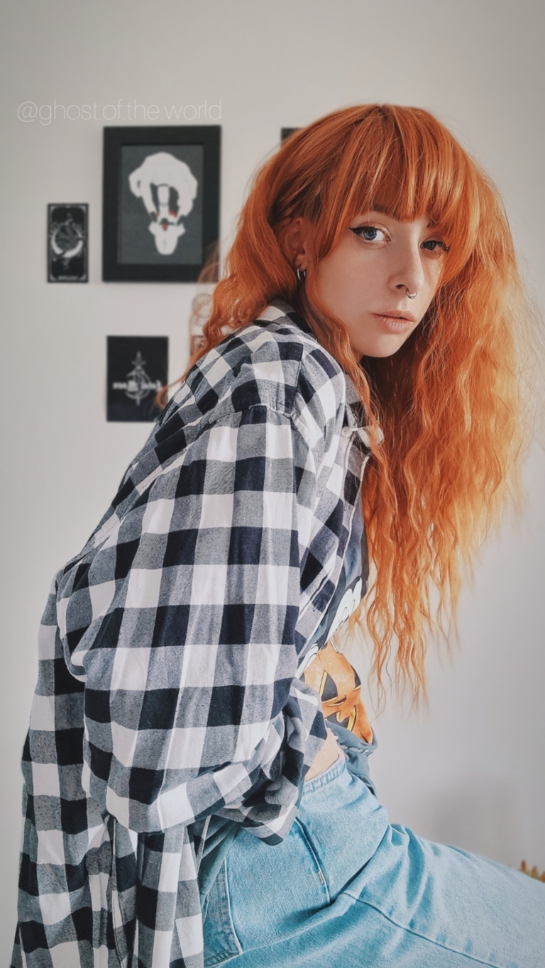 This natural ginger colour from roots to tips. Made up of copper and amber tones. Styled in crimped mermaid waves in layers that fall to the waist. With a blunt sleek fringe.