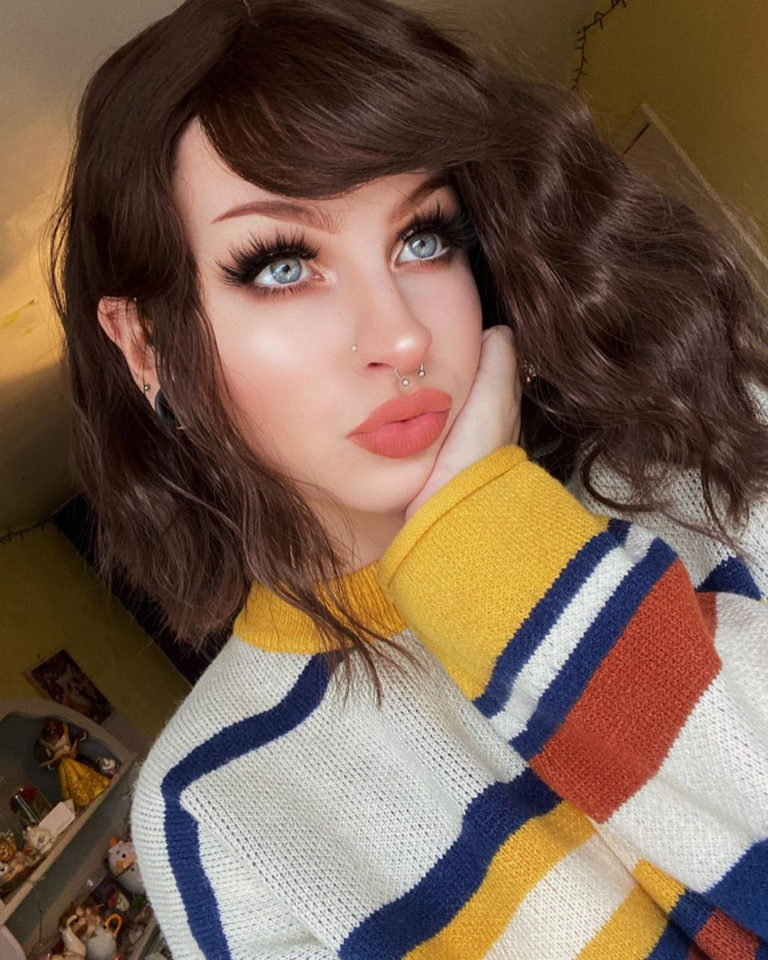 Cocoa is a natural and simple style that comes in a warm brunette shade, from roots to tips. Styled in loose beachy waves for texture, and a wispy fringe to frame the face. The length falls just above the shoulders. A classic bob that’s easy to wear.