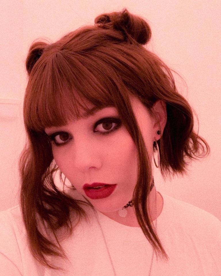 Cocoa is a natural and simple style that comes in a warm brunette shade, from roots to tips. Styled in loose beachy waves for texture, and a wispy fringe to frame the face. The length falls just above the shoulders. A classic bob that’s easy to wear.