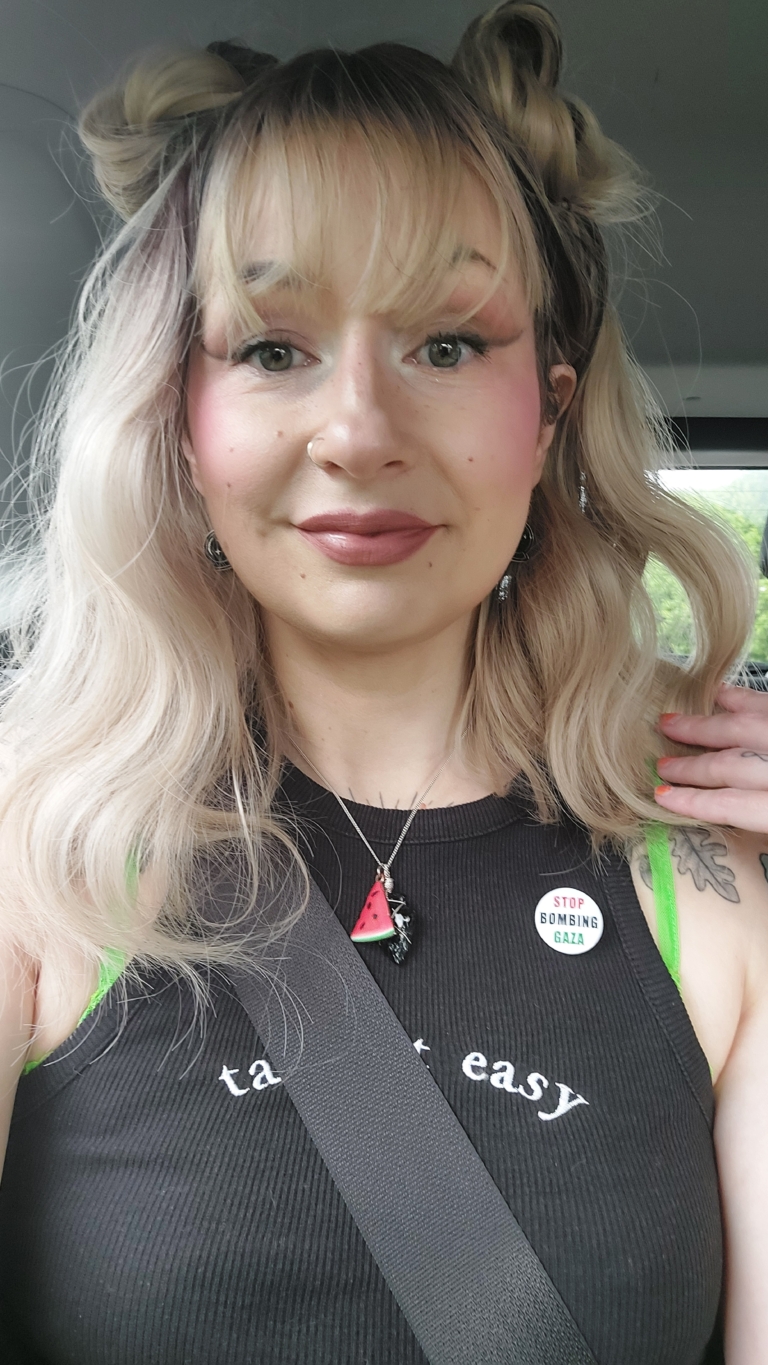 Eleri - Lush Wigs UK This long bob with dark brown shadow roots blend into a warm blonde hue. Styled in a loose wave with a sleek blunt fringe.