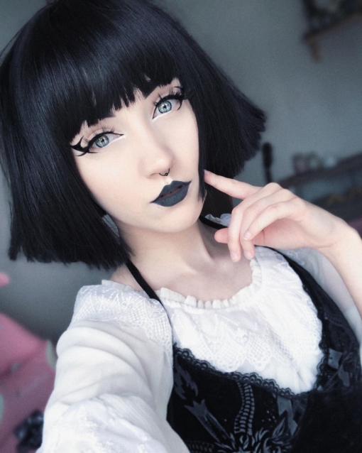 Black straight bob with bangs wig. Want to nail a distinctive look? Then Demort doesn't fail! Dead straight, jet black jaw-skimming look.
