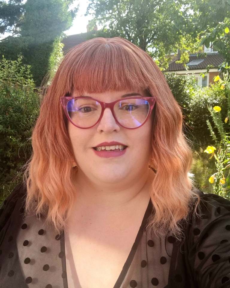 Mara - Lush Wigs UK This bob is a mix of coral and light blonde tones that deliver a beautiful natural ginger hue. With a creamy peach dip dye effect on the ends. The style carries a defined wave that falls just above the shoulders, with a sleek blunt fringe.