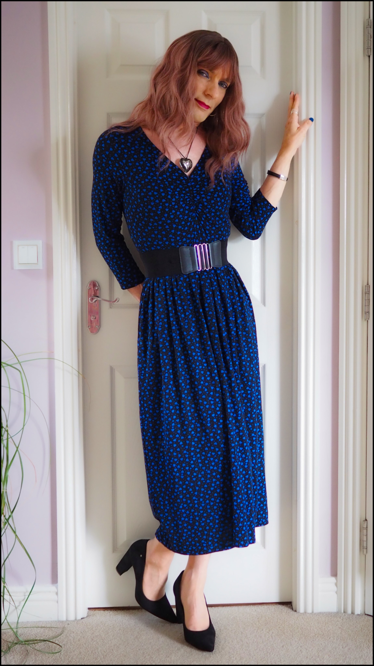 This wig has brown shadowed roots that blend into a mix of warm chocolate browns and dark pinks. They create this beautiful rosewood colour. Styled in a loose wave with subtle layers. The light fringe is sleek and blunt.