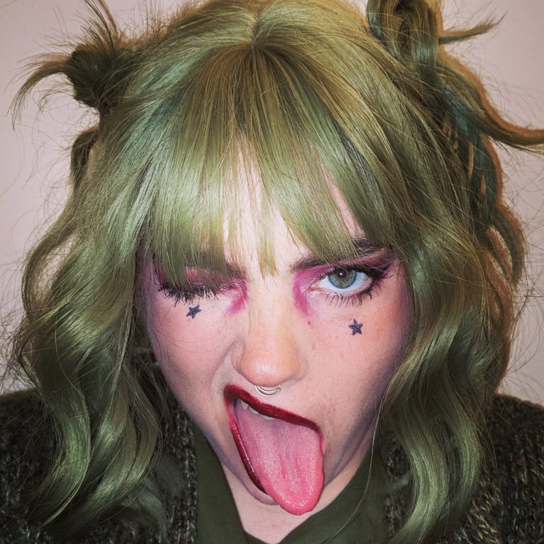 Myre - Lush Wigs UK A bob with a beautiful jade green colour from roots to tips with a blunt sleek fringe. Styled in loose waves that fall just too the shoulders.