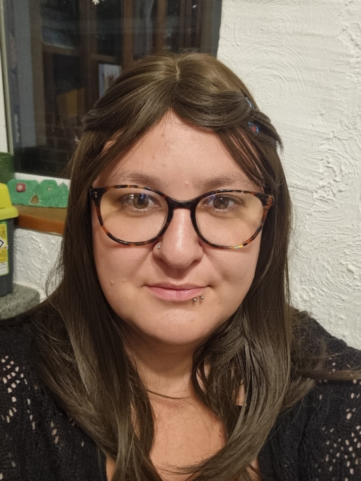 Sienna - Lush Wigs UK A sleek straight style in a natural chestnut colour. With long layers cut in and a blow out style to add fullness and movement. With a sleek blunt fringe.