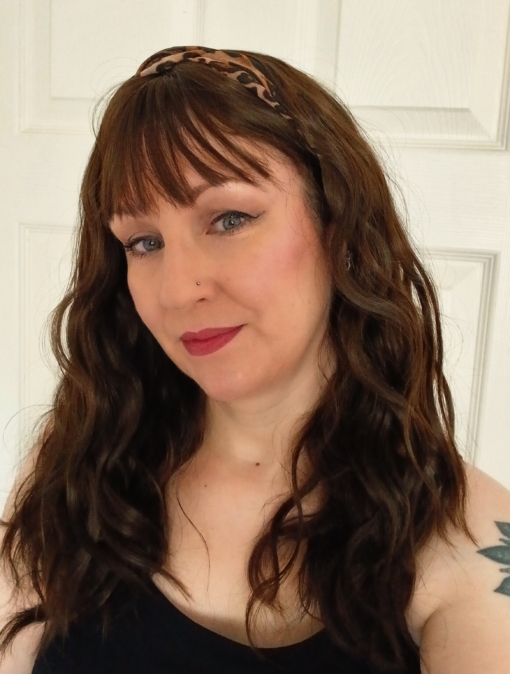 We can’t resist Matsu! This lob is a hit and one of our top trending wigs! A natural light brown shade with textured, tousled, loose curls. With a sleek blunt fringe.