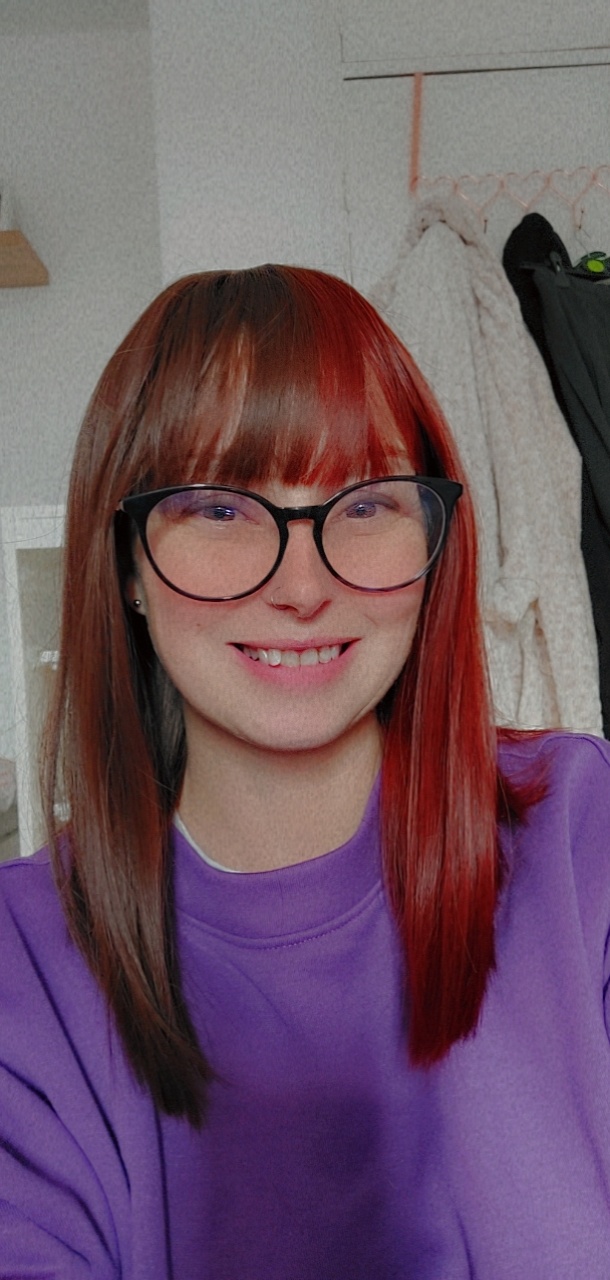 Ornate takes two barely-there shades with the split colouring technique. Straight down the middle so each colour of muted auburn and dark brown, falls to each side of the parting. A one length long bob styled straight, that a gentle curl under. With a sleek blunt fringe. 