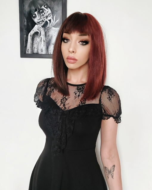 Half brown half deep red split straight bob wig. Ornate takes two barely-there shades with the split colouring technique. Split from the front straight down the middle so each colour falls either side of the centre parting at the front of the head. These two tones mix together at the back of the style.