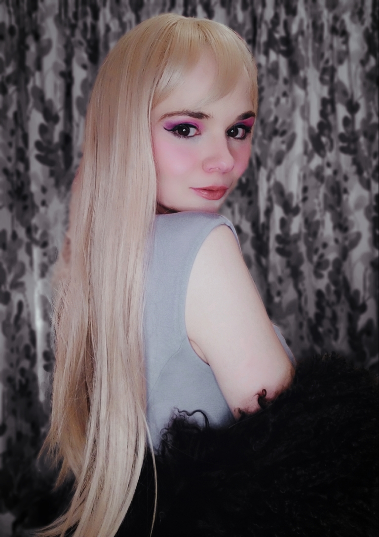 A long straight one-length wig that falls to the waist. This natural light honey blonde colour from roots to tips comes with a sleek blunt fringe.