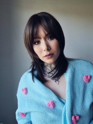 Kosaki - Lush Wigs UK Kosaki takes the lob and turns it on its head. This shaggy sleek cut has body at the crown, with texture and movement around the face. A natural brunette colour.