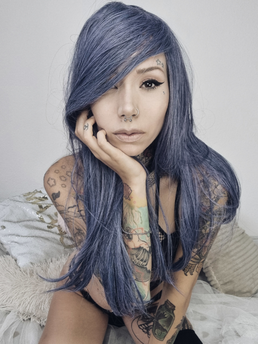 Dusky blue and lilac long straight wig with bangs. We can't get enough of this subtle multi-colour effect. Zwicky has a mix of washed out blue and lilac undertones, that's sleek.