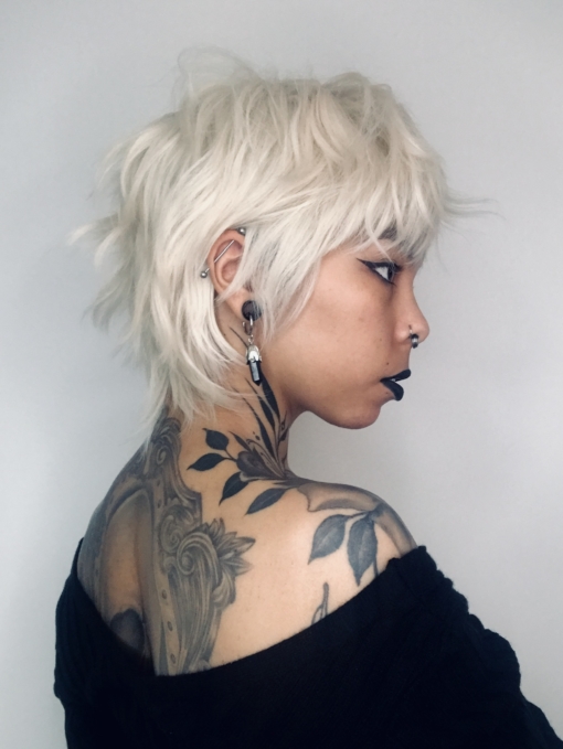 Pixie style Pearl comes in a cool light blonde colour from roots to tips. Cut in short layers to the nape of the neck. Brush it forward for a full fringe or part for long bangs that frame the face. Lightweight and easy to maintain.