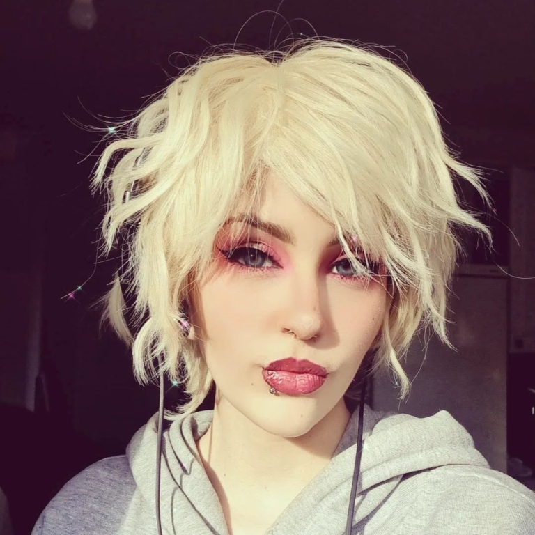 Pixie style Pearl comes in a cool light blonde colour from roots to tips. Cut in short layers to the nape of the neck. Brush it forward for a full fringe or part for long bangs that frame the face. Lightweight and easy to maintain.