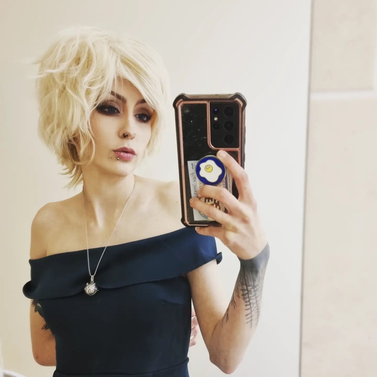 Pixie style Pearl comes in a cool light blonde colour from roots to tips. Cut in short layers to the nape of the neck. Brush it forward for a full fringe or part for long bangs that frame the face. Lightweight and easy to maintain.