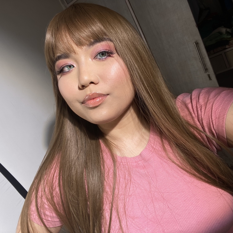 Veronica is a beautiful natural colour of golden brown from roots to tips. A straight one length blunt style with with a sleek light fringe.