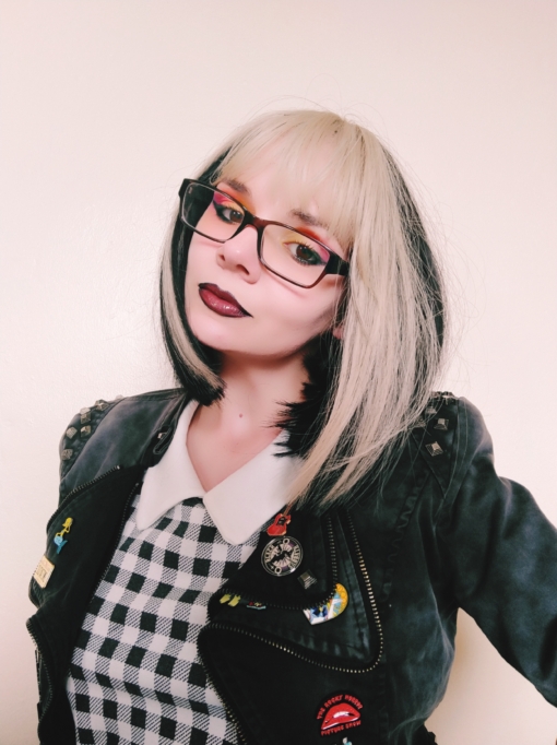 Piku - Lush Wigs UK This straight bob that curls under at the ends. Comes with a bold money-piece face framing highlight of blonde. The rest of the hair is a dark brown colour. The sleek blunt fringe carries the blonde colour.