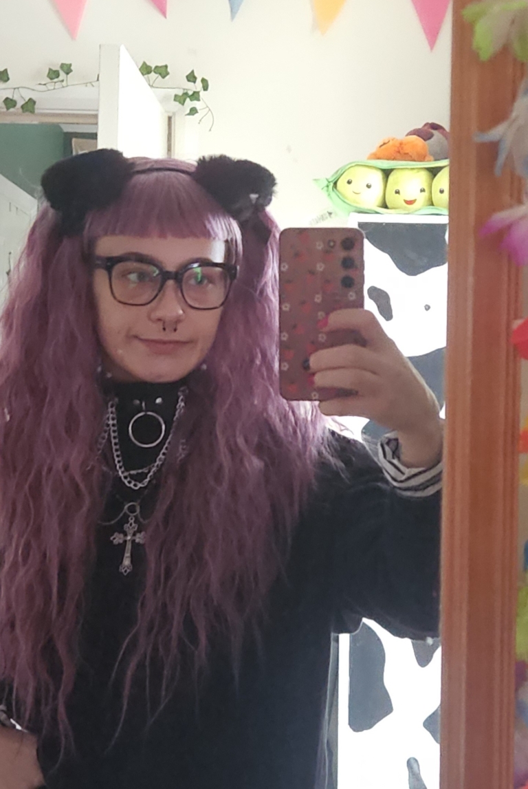 A wig a deep lilac pink hue from roots to tips. Think of braids let loose to create mermaid waves that falls to the waist. The long sleek fringe is blunt.