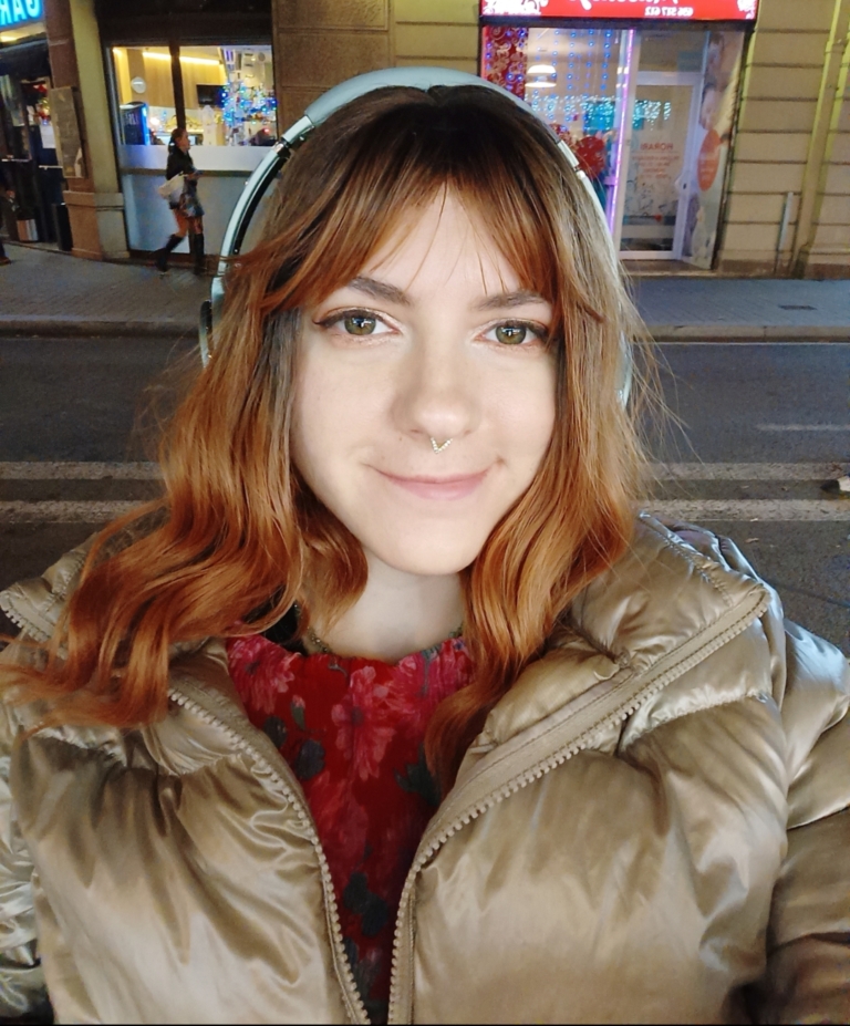 Embers - Lush Wigs UK A dark apricot wig with brown shadowed roots. Styled into a bob with loose waves and a sleek blunt fringe.