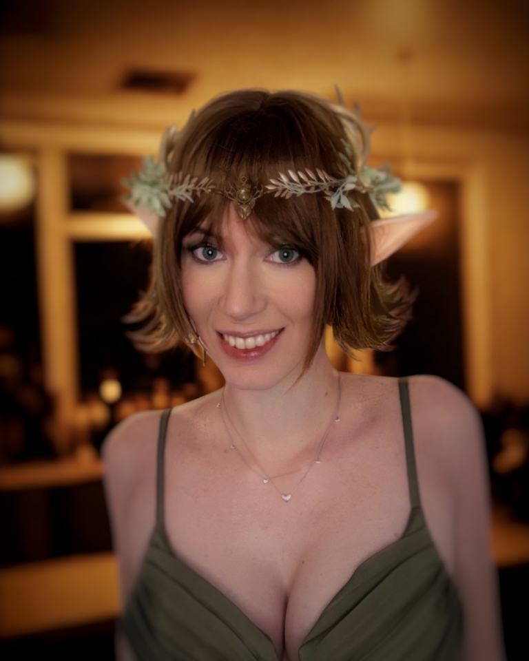 This jaw-skimming bob, styled with a gentle flick curl at the ends. Short choppy layers add volume. With a sleek light fringe. A colour mix of warm light browns from roots to tips. Easy to wear and maintain.