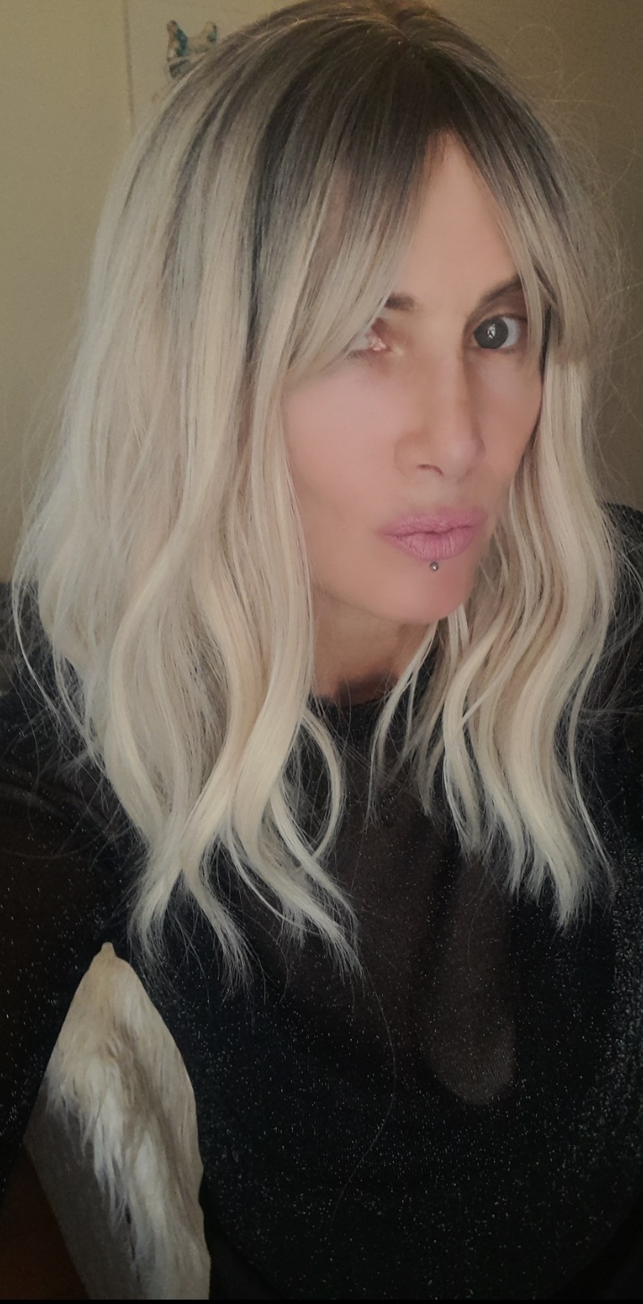 Ice Tea - Lush Wigs UK A wig with brown shadowed roots that grow into this platinum blonde icy hue. Styled into a bob with loose waves. The fringe is sleek and blunt.