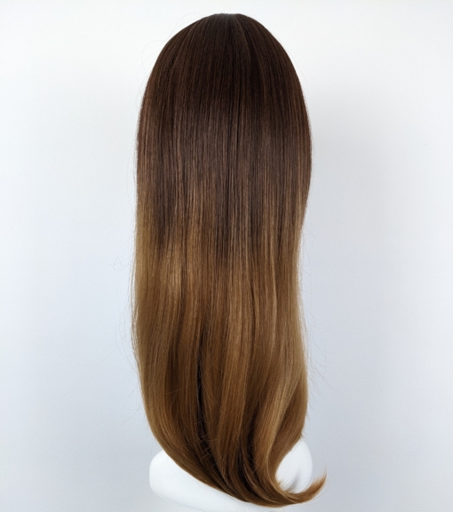 This long sleek blunt cut with a weightless fringe, is one of our favourite natural styles. Its warm brunette colour falls to the jaw, melting into a dirty blonde ombre. 