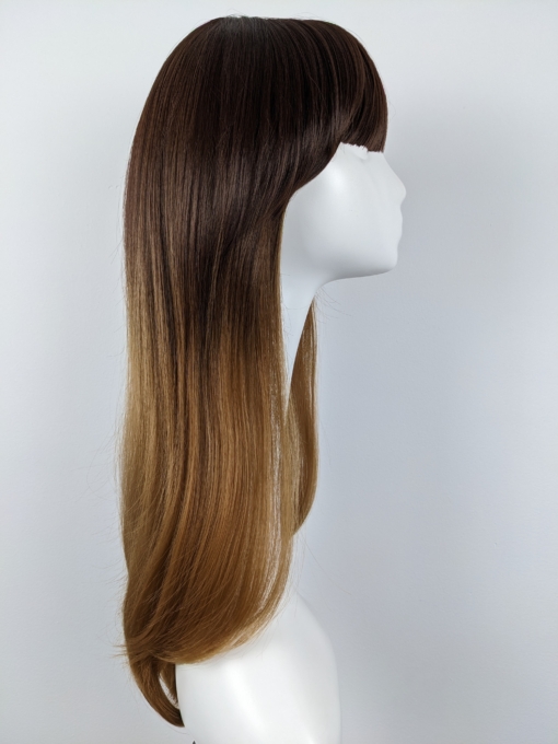 This long sleek blunt cut with a weightless fringe, is one of our favourite natural styles. Its warm brunette colour falls to the jaw, melting into a dirty blonde ombre. 