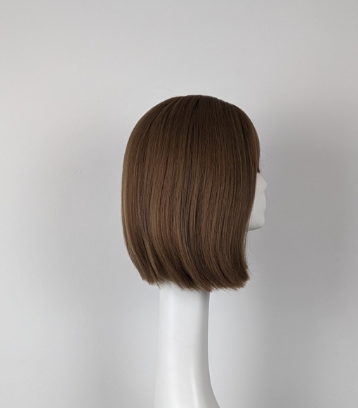 This classic A-line bob comes in a sleek style. Lightweight and easy to maintain. The light fringe frames the face.