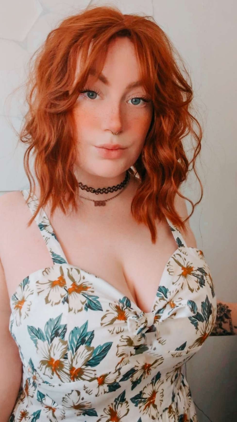 This relaxed wavy bob falls just above the shoulders. In a natural Warm apricot colour from root to tips. It's sleek long fringe is versatile to be worn to suit your look.