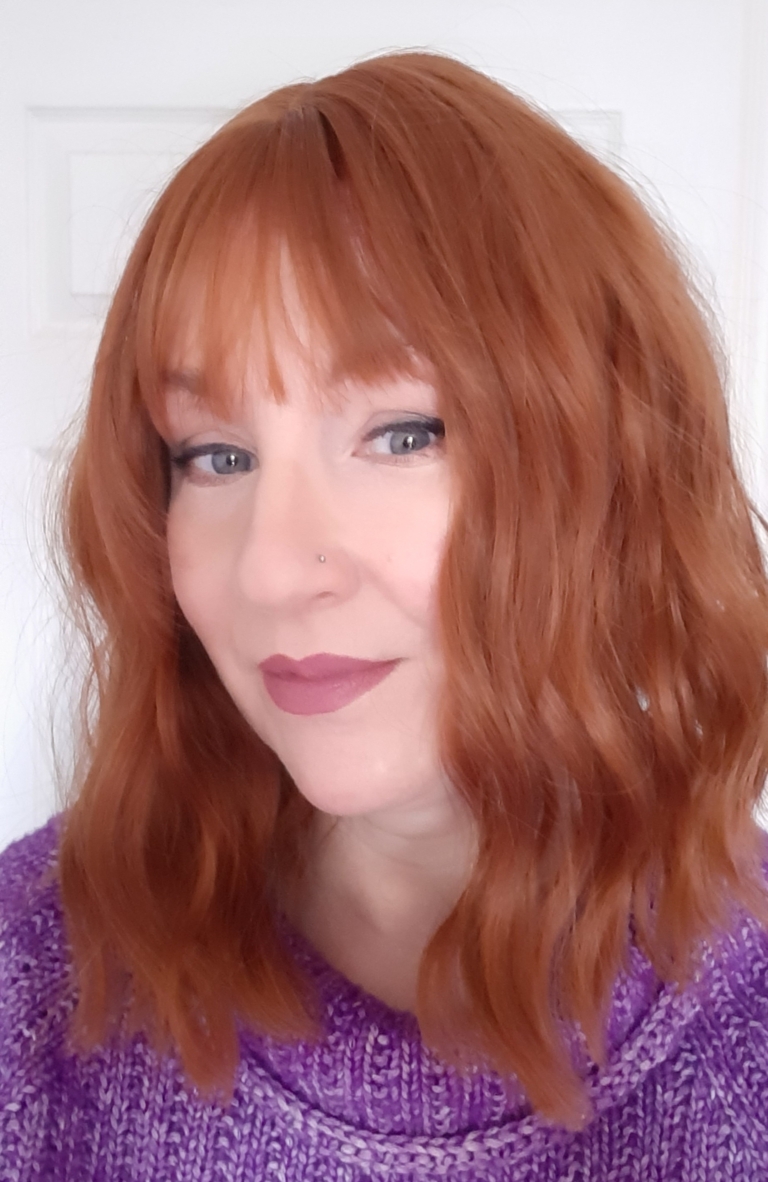 This relaxed wavy bob falls just above the shoulders. In a natural Warm apricot colour from root to tips. It's sleek long fringe is versatile to be worn to suit your look.