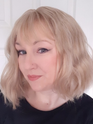 This bob is styled into loose tousled waves with plenty of volume. A light blonde shade from roots to tips. With a sleek blunt fringe 