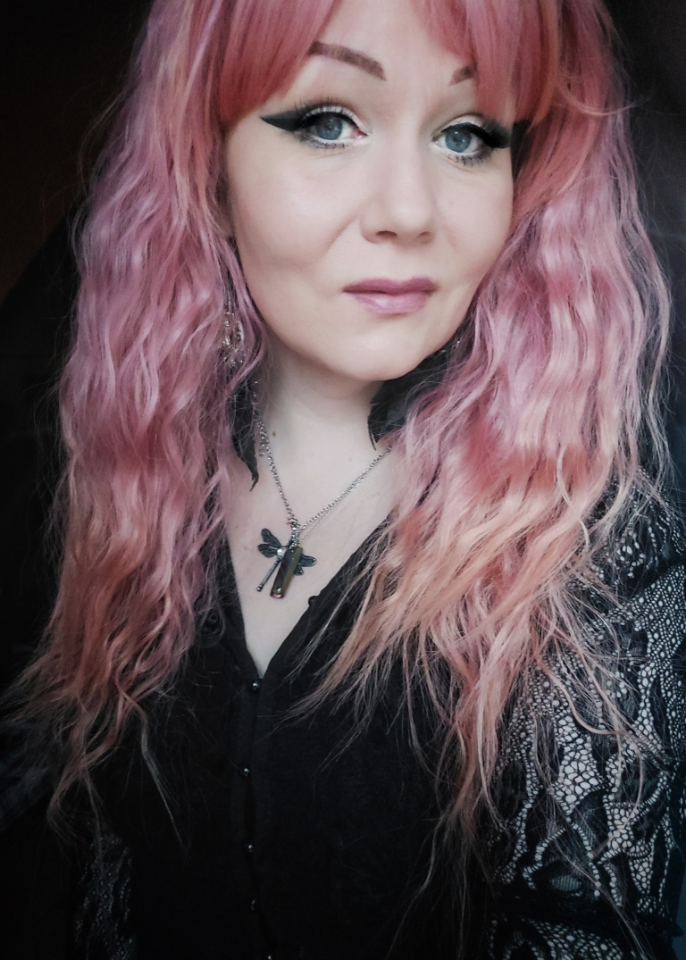 This wig is so fluffy. A soft crimped mermaid waves style in a blend of coral pink that fades into a warm-toned peach. The sleek long fringe is versatile to be worn to suit your look.