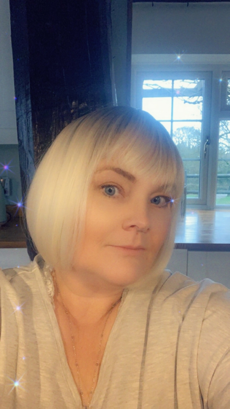 This natural sterling blonde wig is simple and chic. A sleek jaw skimming bob that curls gently under at the ends. A sprinkle of dark blonde roots that melt into the blonde hue. With a sleek blunt fringe.