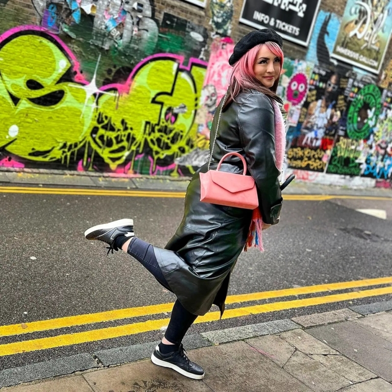 This natural twist wig is perfect for a subtle pop of colour. Soft black roots blend into a dusky pink hue with black ends. A sleek style with long layers at the back. With a full blunt fringe.