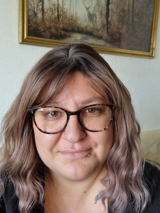 We should let the reviews speak for this one! This natural twist of brown shadowed roots that melt into a muted pink and plum mix ombre. A loose wave bob with a sleek fringe.