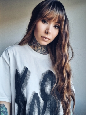 A natural very long wig styled into loose waves throughout, with a sleek blunt fringe. Addison has dark brown shadowed roots that blend into caramel high-lights to create this golden brown colour.