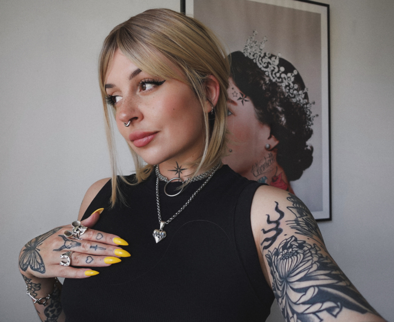 This sandy natural blonde wig is simple and chic. Brown shadowed roots melt into a blonde hue with sun-kissed tips that create the perfect shades for a natural look. A straight one-length bob that curls under at the ends.