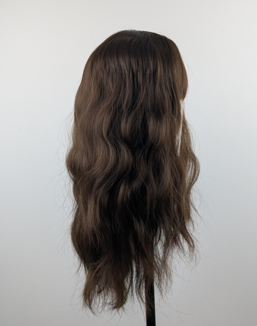 A natural brown chestnut shade from roots to tips with textured, tousled, loose waves. With a sleek blunt fringe.