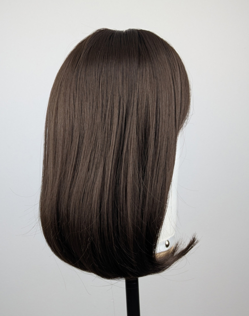 Outlet #156 - Lush Wigs UK A soft and natural warm chestnut tone from roots to tips. A graduated cut that curls under, falling just below the jawline, with a sleek blunt fringe. A simple yet stylish cut that’s easy to maintain.