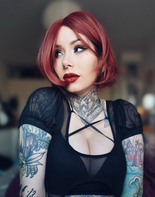 A beautiful tone of natural auburn and red tints from roots to tips. Styled into a sleek classic bob with a flick at the ends. Long curtain bangs lets you style the fringe either side-swept or parted.