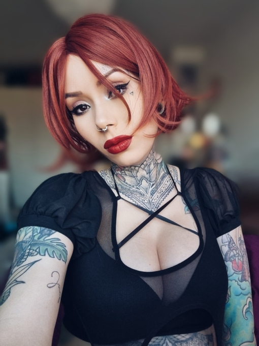 A beautiful tone of natural auburn and red tints from roots to tips. Styled into a sleek classic bob with a flick at the ends. Long curtain bangs lets you style the fringe either side-swept or parted.