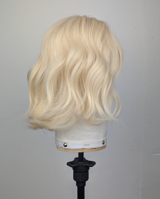 This natural bob comes in a light blonde tone from roots to tips. Styled into a loose flat iron effect wave, that's easy to wear and maintain. A sleek blunt fringe frames the face.