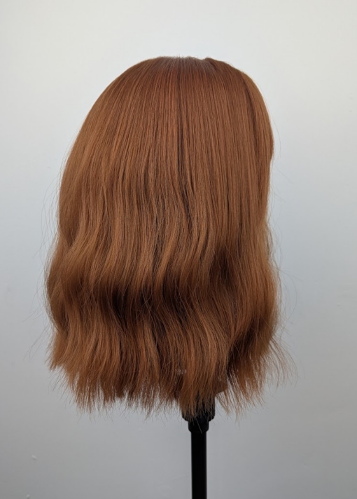 Outlet #226 - Lush Wigs UK This relaxed wavy bob falls just above the shoulders. In a natural Warm apricot colour from root to tips. It’s sleek long fringe is versatile to be worn to suit your look.