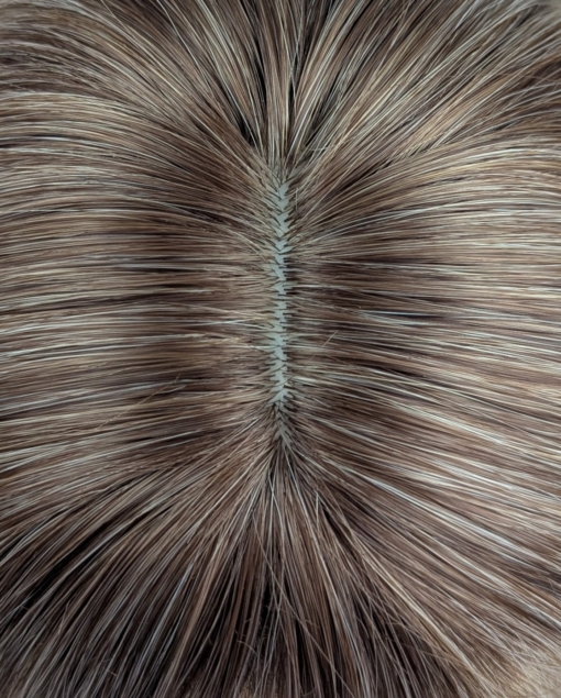 This Reverse Ombré natural wig has brown roots that blend into a sandy blonde, with warm russet brown ends. Styled sleek and choppy. The fringe is sleek and blunt and can be worn as curtain bangs.
