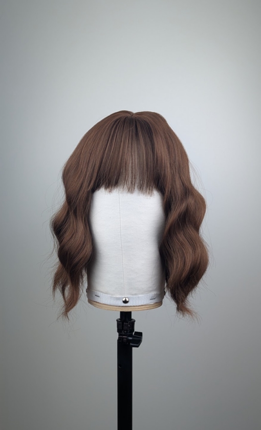 outlet#240 - Lush Wigs UK Chai is a natural and simple bob style that comes in a light brown colour. Styled in loose beachy waves for texture.