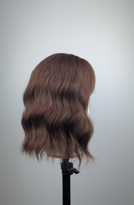 outlet#240 - Lush Wigs UK Chai is a natural and simple bob style that comes in a light brown colour. Styled in loose beachy waves for texture.
